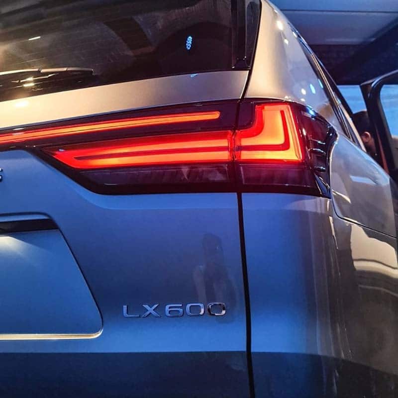 den hau xe lexus lx600 2022 giaxehoi vn 7 800x800 1 So sánh Lexus LX600 2022 và LX570 - LX600 có gì mới?