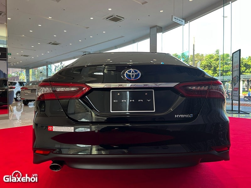 duoi xe toyota camry 2022 2 5hv giaxehoi vn 10 So sánh Toyota Camry 2.5Q 2022 với Vinfast Lux A2.0 cao cấp 2022